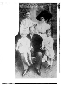 Pres. Taft, his sister, her children and Major Butt. LCCN2014689222