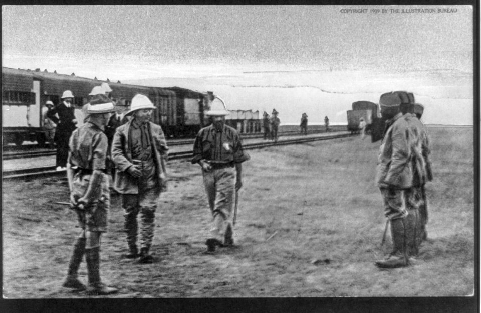 Pres. Theodore Roosevelt in Africa- Selecting head porters LCCN2003680258