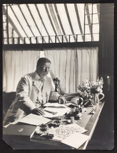 Pres. Theodore Roosevelt, half-length portrait, seated at desk, facing right LCCN93504158
