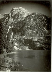 Predilstraße, die Winter- und Sommerstraße, im Vordergrund der Lago di Predil (Raibl See) (BildID 15463885)