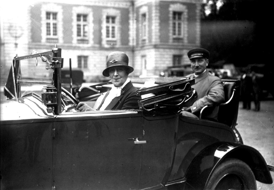 Première sortie de l'automobile Club féminin - la Baronne H. de Rothschild, dans sa voiture - (photographie de presse) - Agence Meurisse