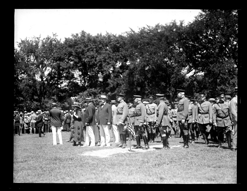 President and Mrs. Harding, and John W. Weeks with military group LCCN2016891646