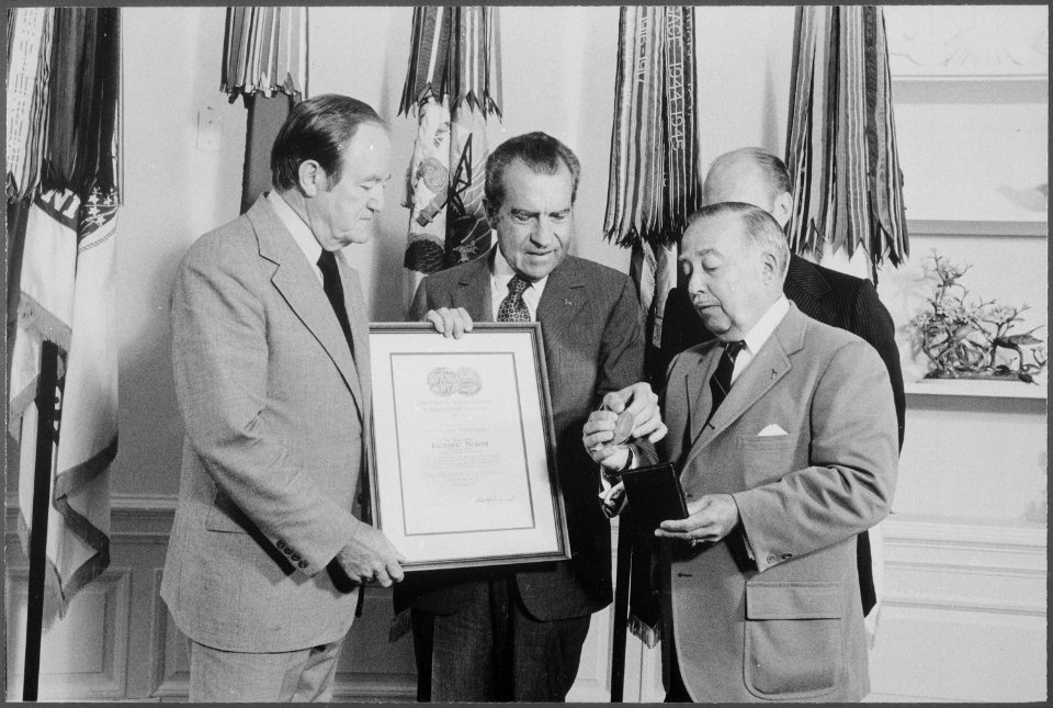 Presentation of a medallion commemorating the laying of the cornerstone of the US Capital in 1793 - NARA - 194529