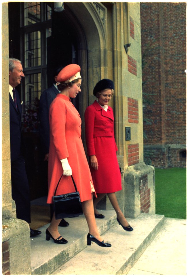 President and Mrs. Nixon meet with Her Majesty the Queen and Prime Minister Heath in England - NARA - 194333