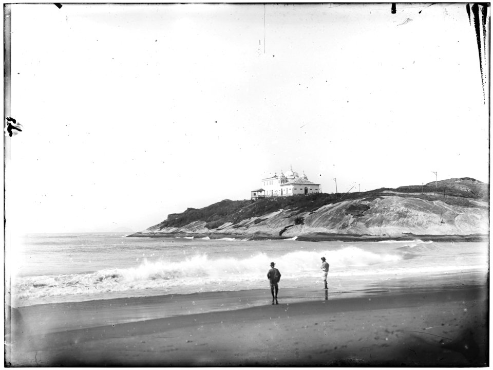 Praia de Copacabana, ao fundo a Igreja de Nossa Senhora de Copacabana - 1