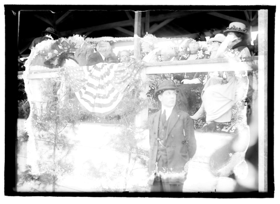 President & Mrs. Harding at horseshow, 1921 LCCN2016845319