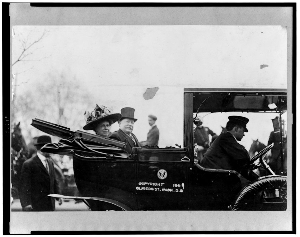 President and Mrs. Taft in White House automobile LCCN2002719749