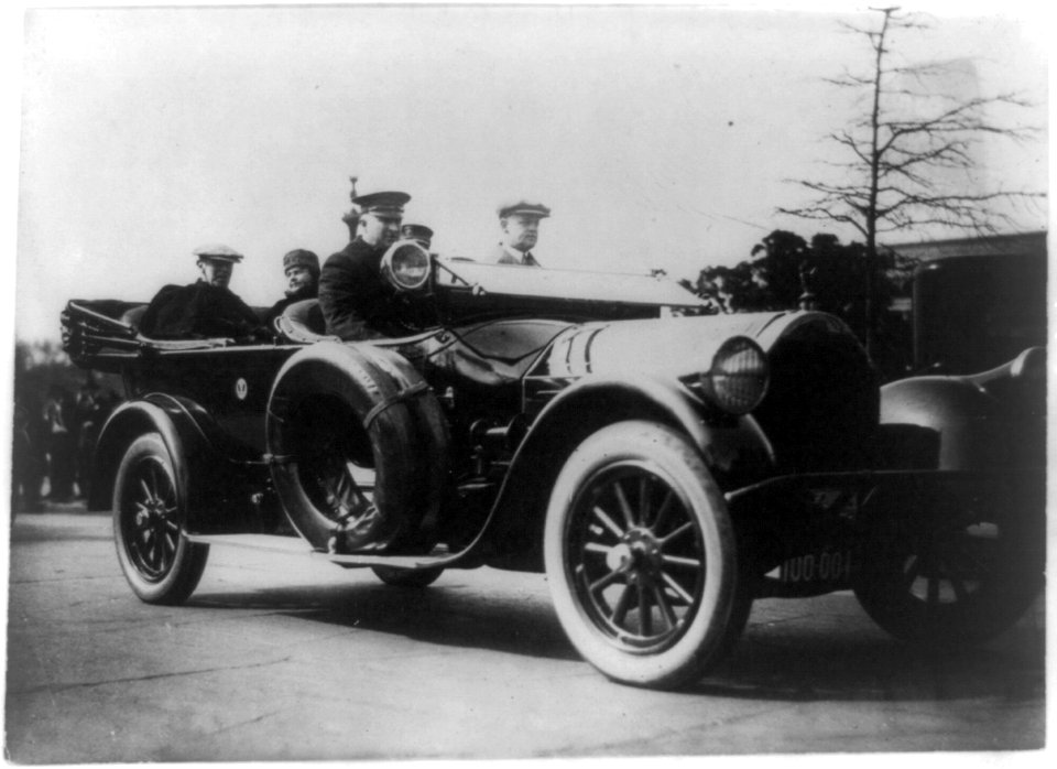 President & Mrs. Wilson on first auto ride after his illness LCCN89712371