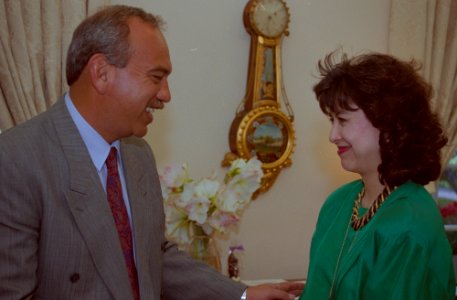 President Bill Clinton and First Lady Hillary Clinton meet with Governor John Waihee of Hawaii and others in the Oval Office (04)