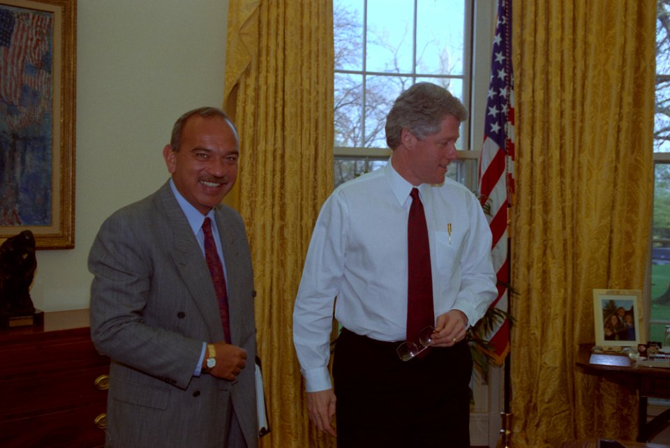 President Bill Clinton and First Lady Hillary Clinton meet with Governor John Waihee of Hawaii and others in the Oval Office (12)