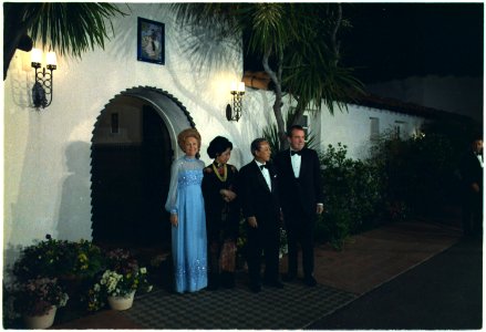 President and Mrs. Nixon, with President and Mrs. Thieu in front of the San Clemente residence, for a private dinner... - NARA - 194497