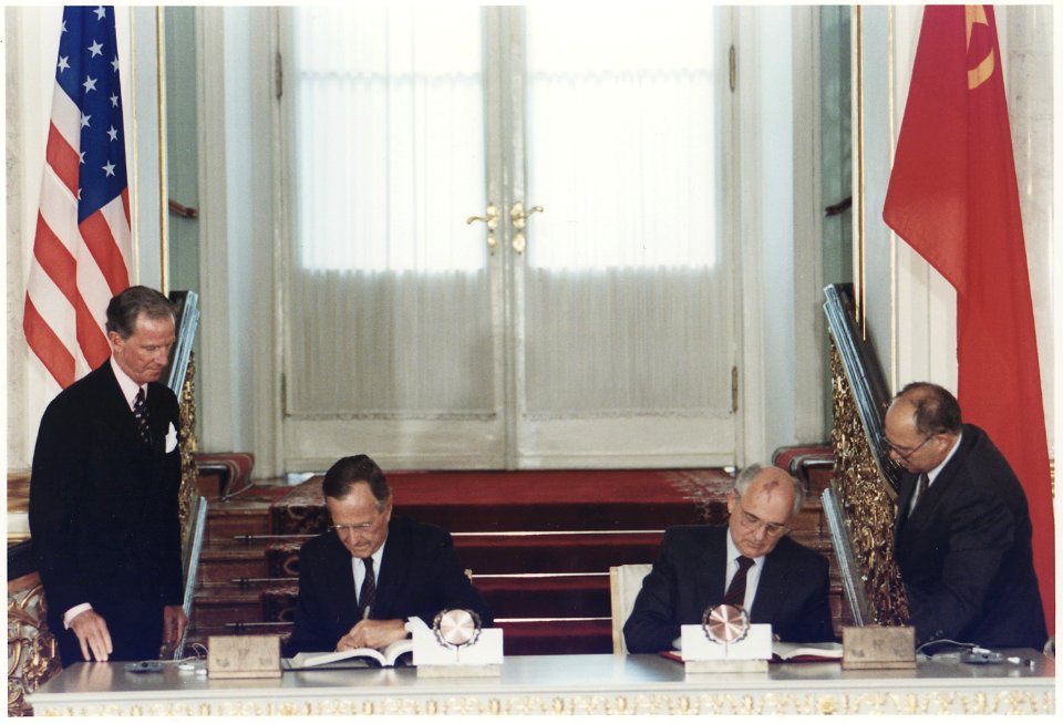 President Bush and President Gorbachev sign the Strategic Arms Reduction Treaty (START) in the Kremlin in Moscow... - NARA - 186435