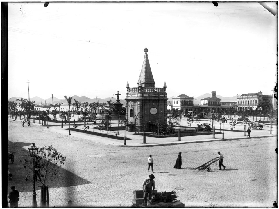 Praça XV de Novembro, ao centro, o Chafariz do Mestre Valentin