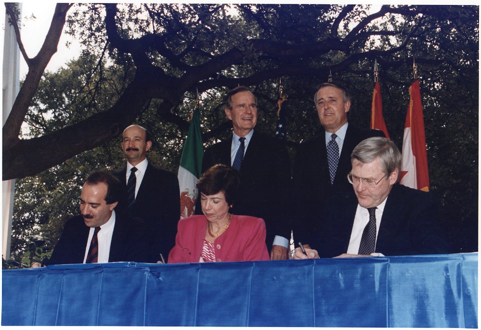 President Bush, Canadian Prime Minister Brian Mulroney and Mexican President Carlos Salinas participate in the... - NARA - 186460