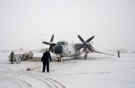 Prearations to move a C2A Greyhound - 040213-N-0780F-057
