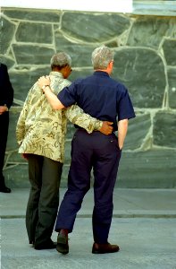 President Bill Clinton walks with President Nelson Mandela on Robben Island