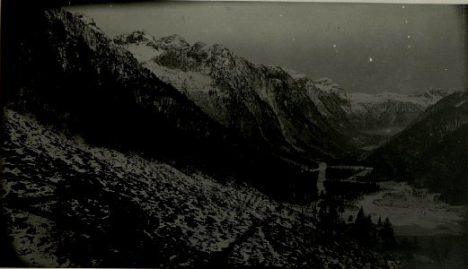 Predilsattel Batterie. Blick durch die Beobachtungsscharte des Panzer Beobachtungsturmes. (BildID 15466587)