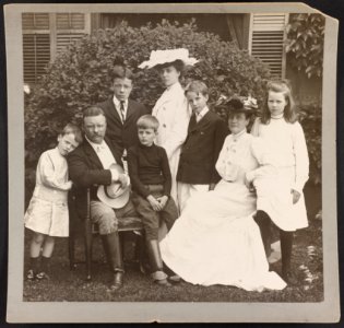 Pres. and Mrs. Theodore Roosevelt seated on lawn, surrounded by their family LCCN95504424 photo