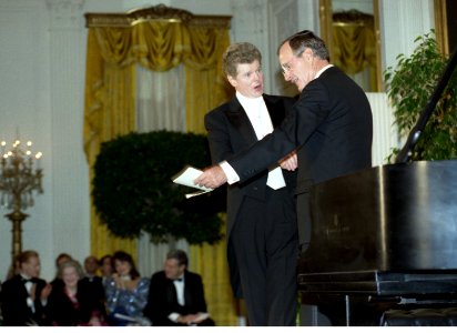 President George H. W. Bush introduces concert pianist Van Cliburn to attendees at the state dinner for Hungarian Prime Minister and Mrs. Jozsef Antall