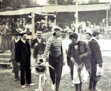 Premier Tour de France 1903, Hyppolite Aucouturier arrive avec le meilleur temps au vélodrome du Bazacle de Toulouse, le 8 juillet