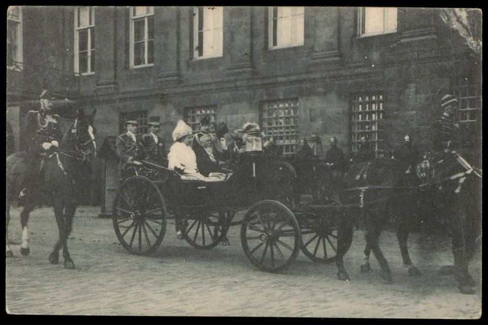 President Fallières begint met Koningin Wilhelmina en prins Hendrik een rijtoer door Amsterdam. Uitgave A.J. Nuss, Amsterdam, Afb PBKD00387000021
