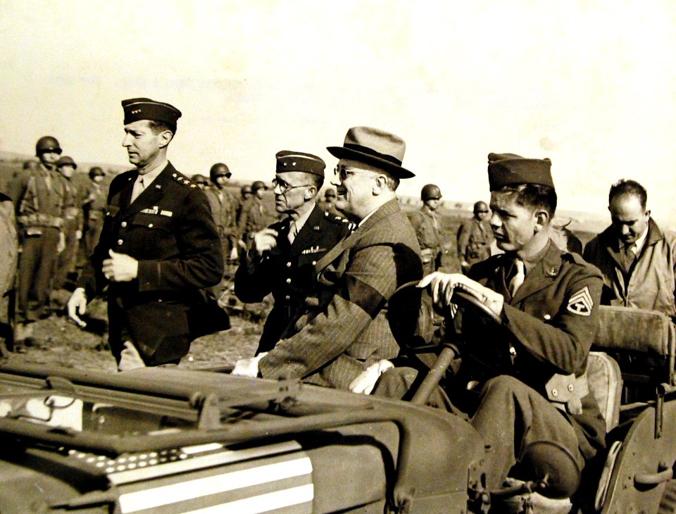 President Franklin D. Roosevelt reviews his troops in Casablanca from a jeep, 1943 (24122174024)