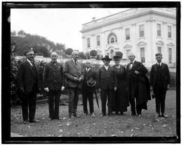 President Harding and group at White House LCCN2016863114 photo