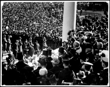 President Harding waving to crowd, from inaugural stand on east portico of U.S. Capitol, March 4, 1921 LCCN00650966