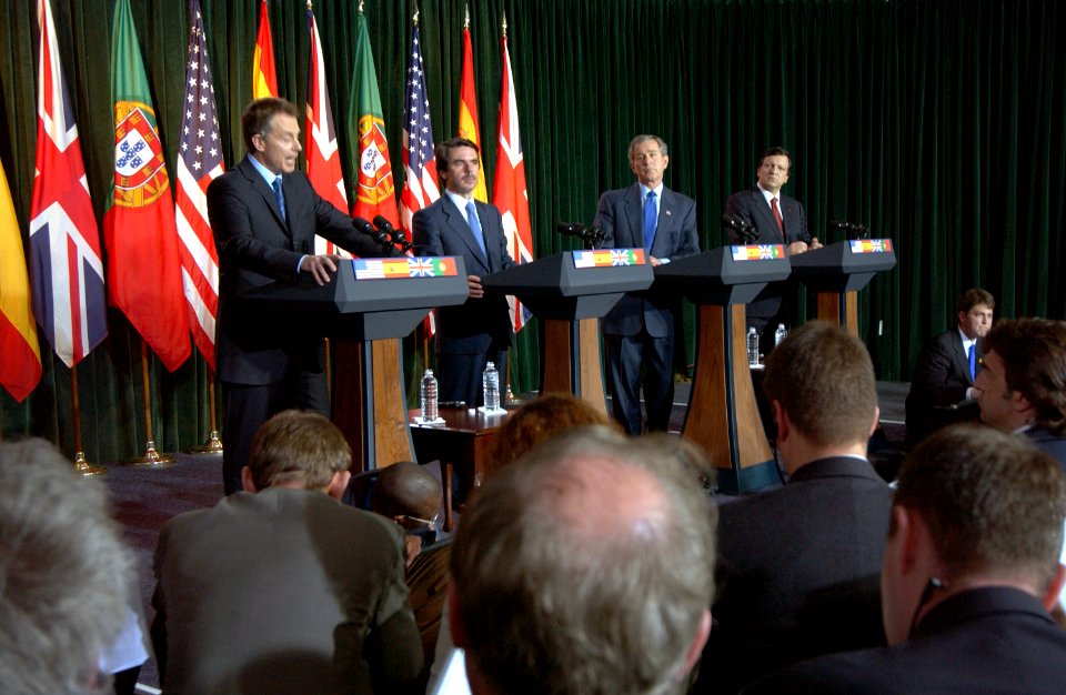 President George W. Bush, Prime Minister Jose Manuel Durao Barroso, Prime Minister Tony Blair, and Prime Minister Jose Maria Aznar conduct a joint press briefing