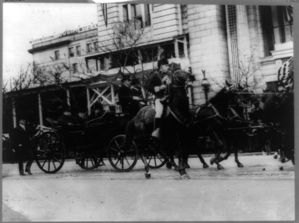 Pres. Wilson on the way to the Capitol, 1913 March LCCN2002717900