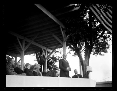 President Harding giving a speech at the unveiling of the statue of Orpheus at Fort McHenry, Baltimore, Maryland, in honor of Francis Scott Key LCCN2016891476