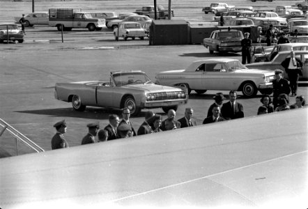 President JFK's casket is transferred to Air Force One at Dallas Love Field (02)