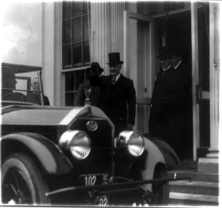 President Harding leaving the White House for the Senate with the treaties signed by Arms Conference LCCN2002697213