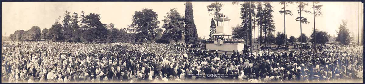 President Harding speaking to boys at Elks picnic, Woodland Park, Seattle, July 27, 1923 (MOHAI 13043)