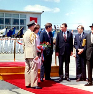 President John F. Kennedy and Others Await Arrival of Habib Bourguiba Sr., President of Tunisia, and His Wife, Moufida Bourguiba (14190785242)