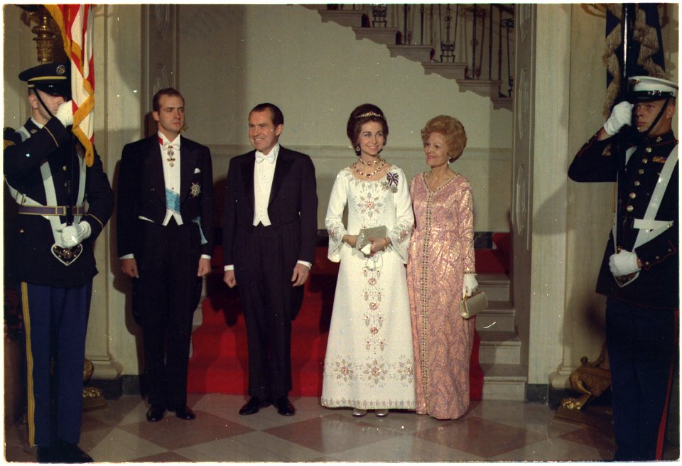 President and Mrs. Nixon and Prince Juan Carlos and Princess Sophia of Spain, in evening attire, prior to receiving... - NARA - 194349