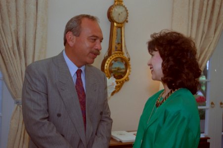 President Bill Clinton and First Lady Hillary Clinton meet with Governor John Waihee of Hawaii and others in the Oval Office (03)