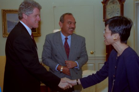 President Bill Clinton and First Lady Hillary Clinton meet with Governor John Waihee of Hawaii and others in the Oval Office (15)