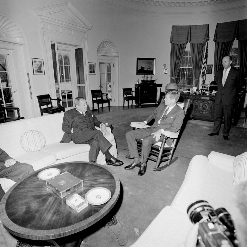President John F. Kennedy with Outgoing Ambassador of Japan, Koichiro Asakai (03)