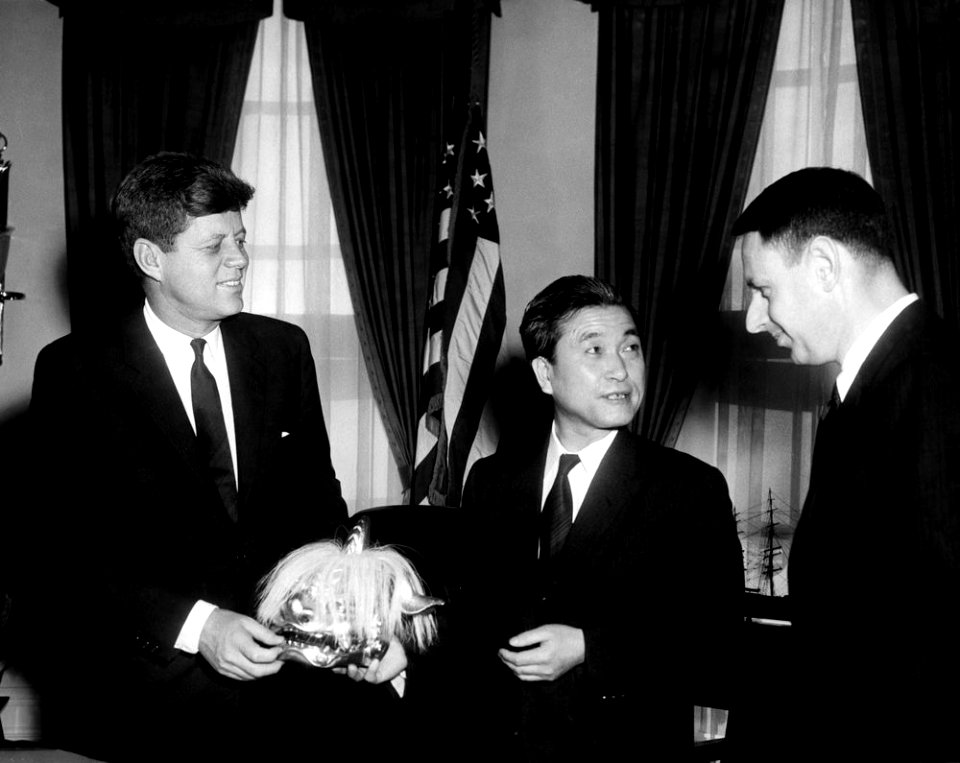 President John F. Kennedy with President of Japan Trade Union Congress, Minoru Takita (02)