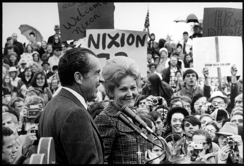 President and Mrs.Nixon arriving at Portland Air National Guard Field, Oregon. - NARA - 194735