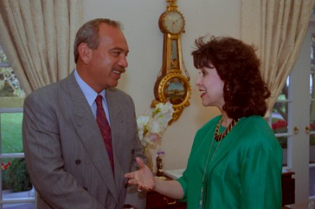 President Bill Clinton and First Lady Hillary Clinton meet with Governor John Waihee of Hawaii and others in the Oval Office (01)