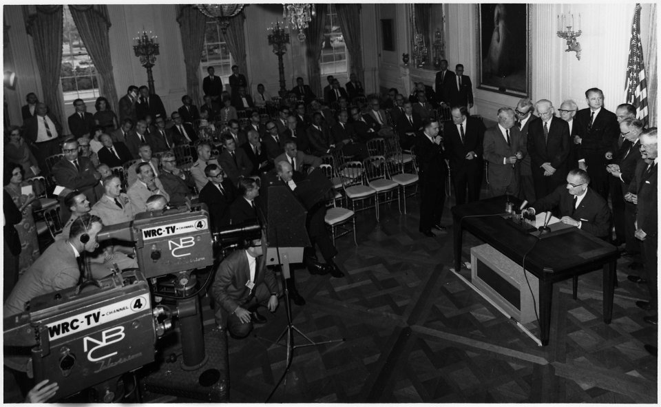 President Lyndon B. Johnson signs Gulf of Tonkin resolution - NARA - 192483