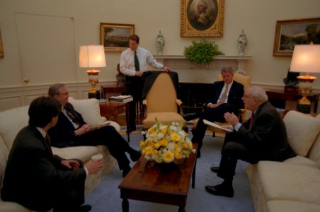 President Bill Clinton meeting with Vice President Al Gore, Tony Lake, Les Aspin, and George Stephanopoulos (01)