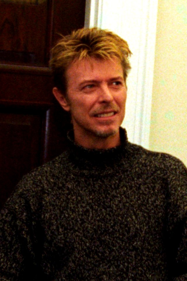 President Bill Clinton speaks with David Bowie and his band (cropped)