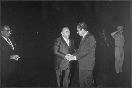 President Nixon shaking hands with Chicago Mayor Richard G. Daley at Meigs Field, Chicago - NARA - 194726 photo