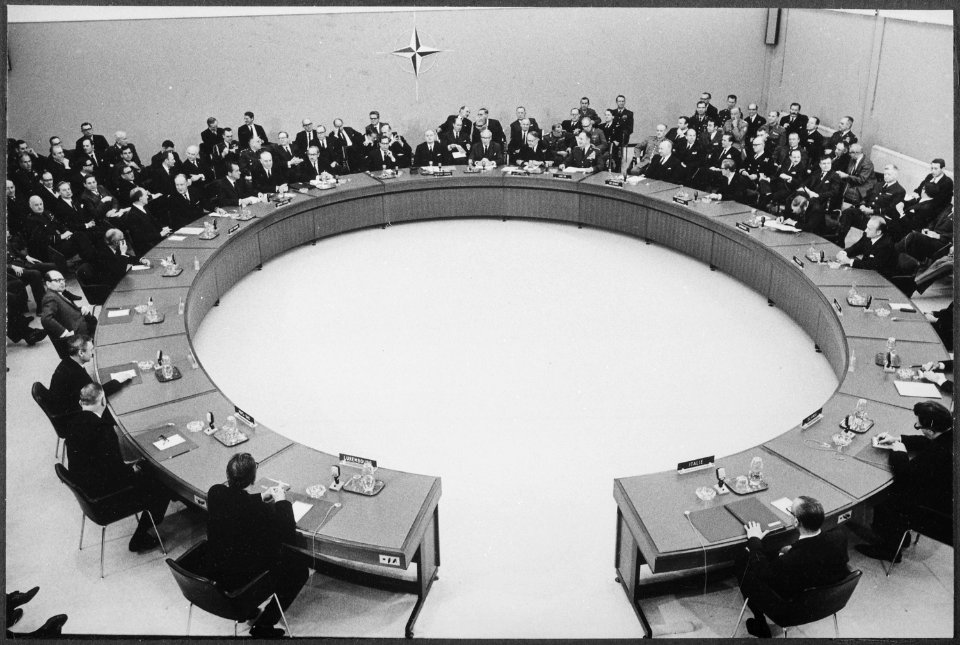 President Nixon addresses the North Atlantic Treaty Organization (NATO) - NARA - 194607