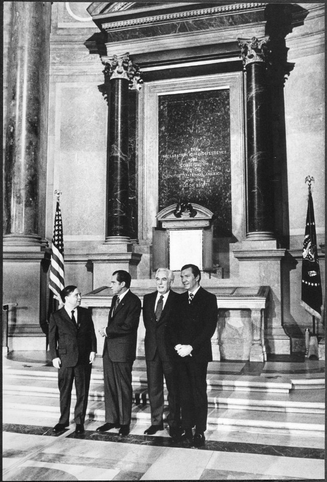 President Nixon greets individual members of the Bicentennial Commission at the National Archives - NARA - 194727
