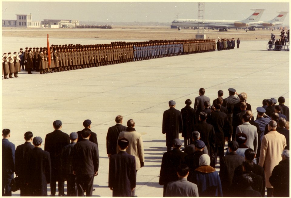 President Nixon looks on at Chinese troops upon his arrival to Peking, China - NARA - 194756