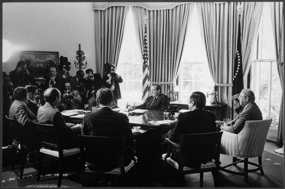 President Nixon meeting with economic advisors and Cabinet members - NARA - 194579